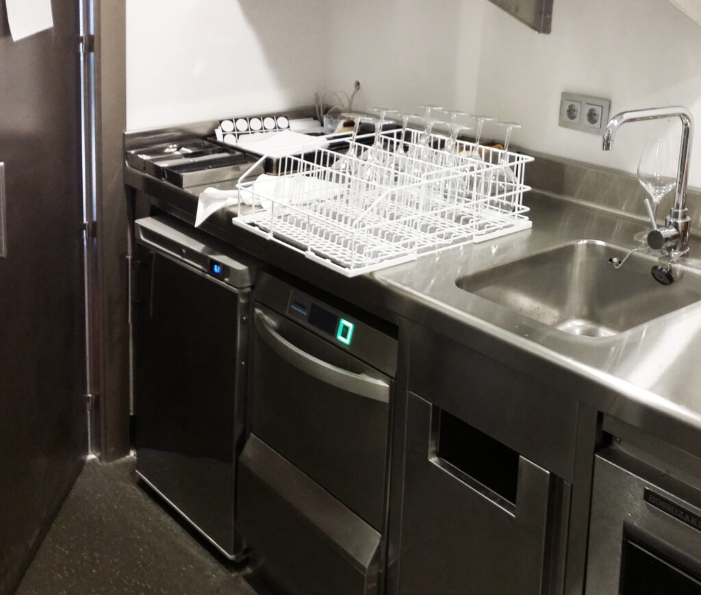 Detalle fregadero y lavavajillas cocina hotel NH Aranzazu