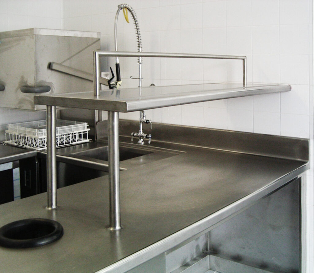 Detalle encimera de enplatado y lavavajillas hotel AC Zizur