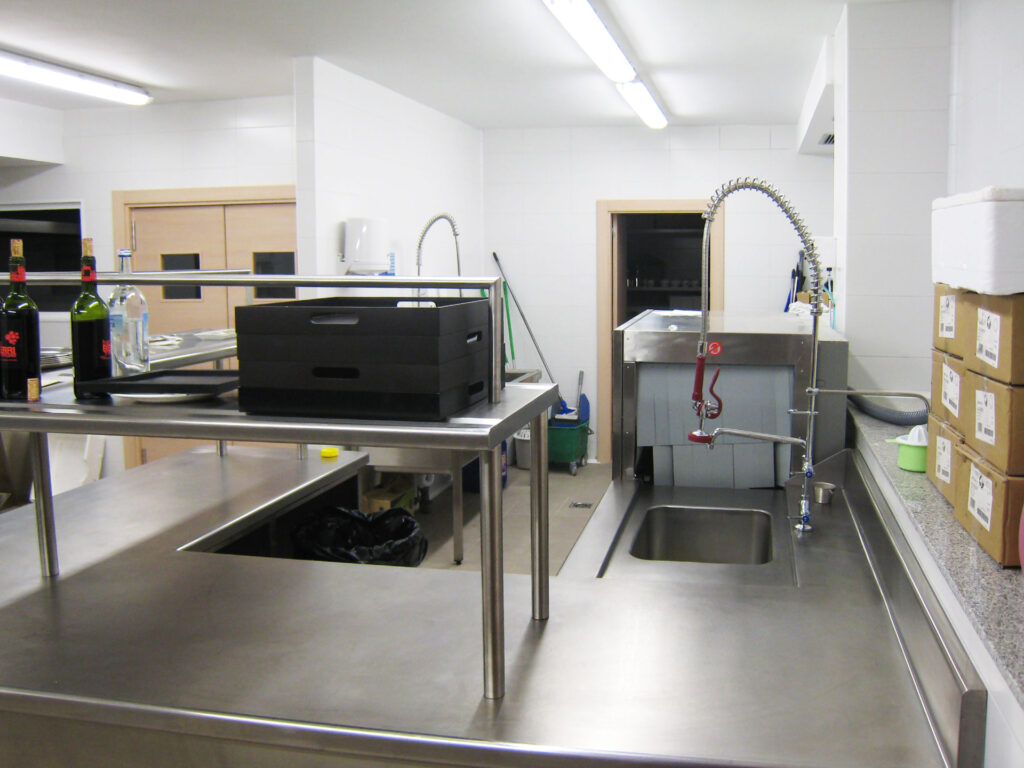 Detalle encimera emplatado y fregadero cocina Hotel NH la Avanzada