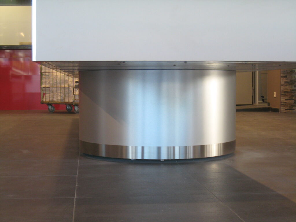 Detalle pie expositor buffet Wok la Morea